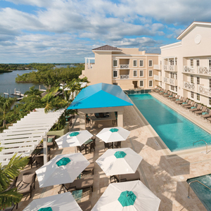 Courtyard hotel located in florida with view to the water